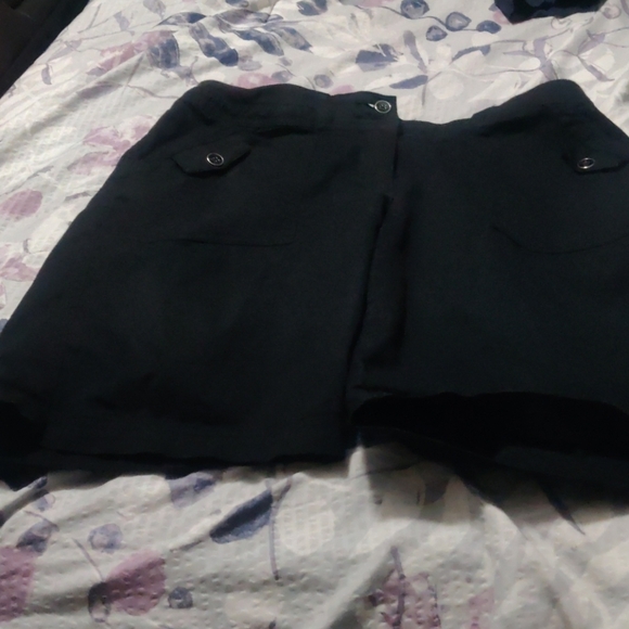 - Woman short - Picture 1 of 2